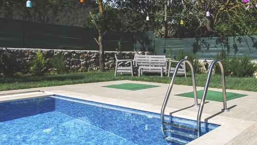  Pool im Garten