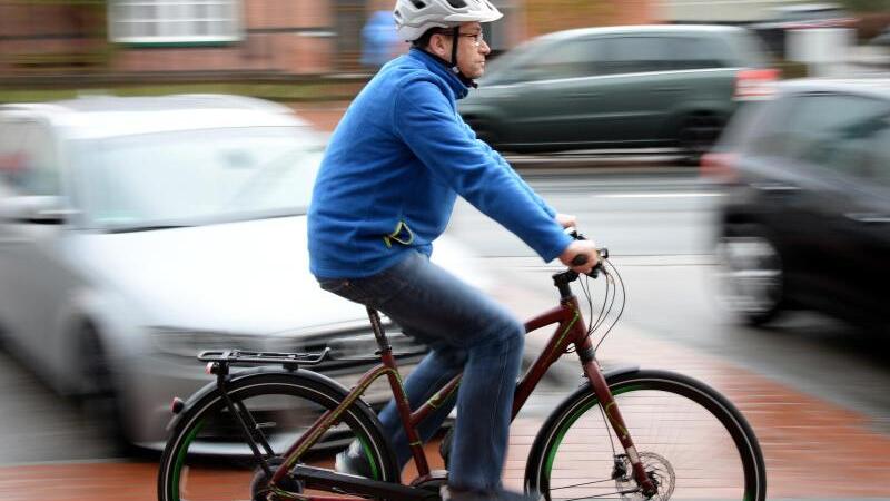 Mann auf Elektrofahrrad