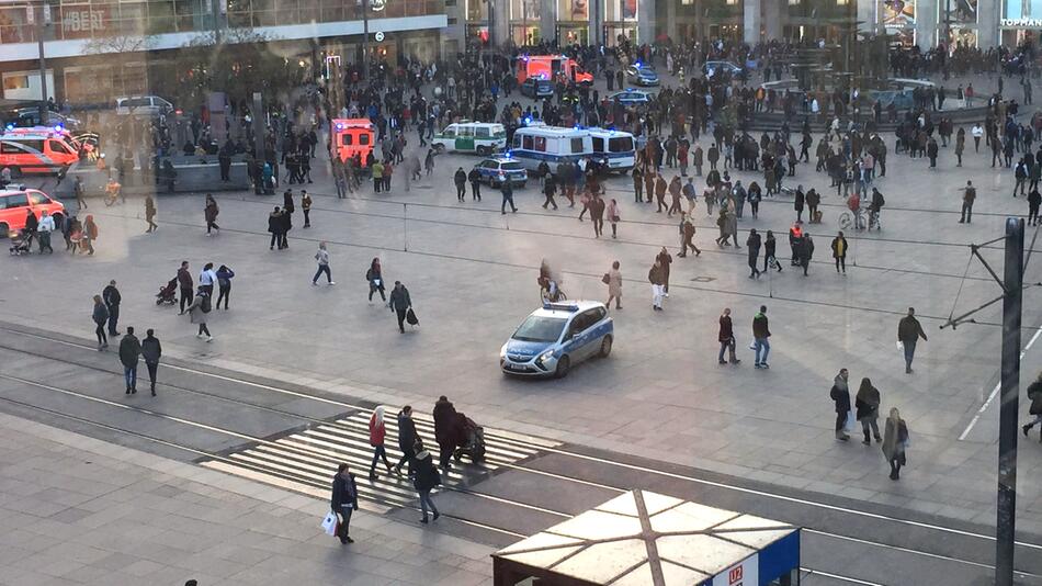 Auflauf, Menschen, Alexanderplatz, Berlin