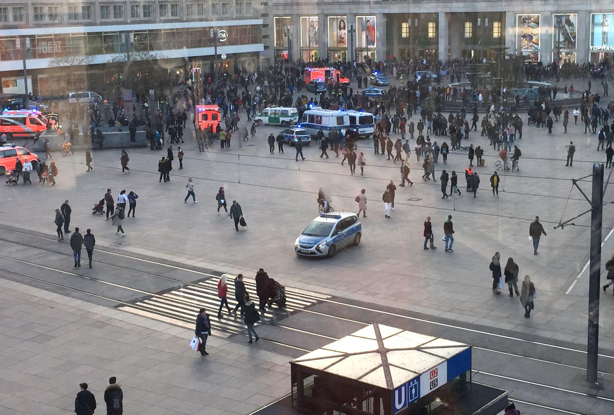 Streit unter YouTubern führt zu Massenschlägerei auf Alexanderplatz