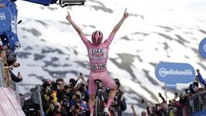 Tadej Poagaca jubelt im Ziel der 15. Etappe beim Giro d’Italia