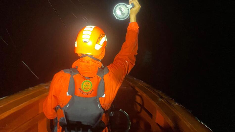 Bootsunglück in Westsumatra - Suche nach Schiffbrüchigen