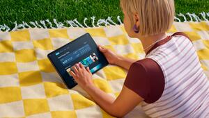 Eine Frau mit Amazon Alexa Tablet 12