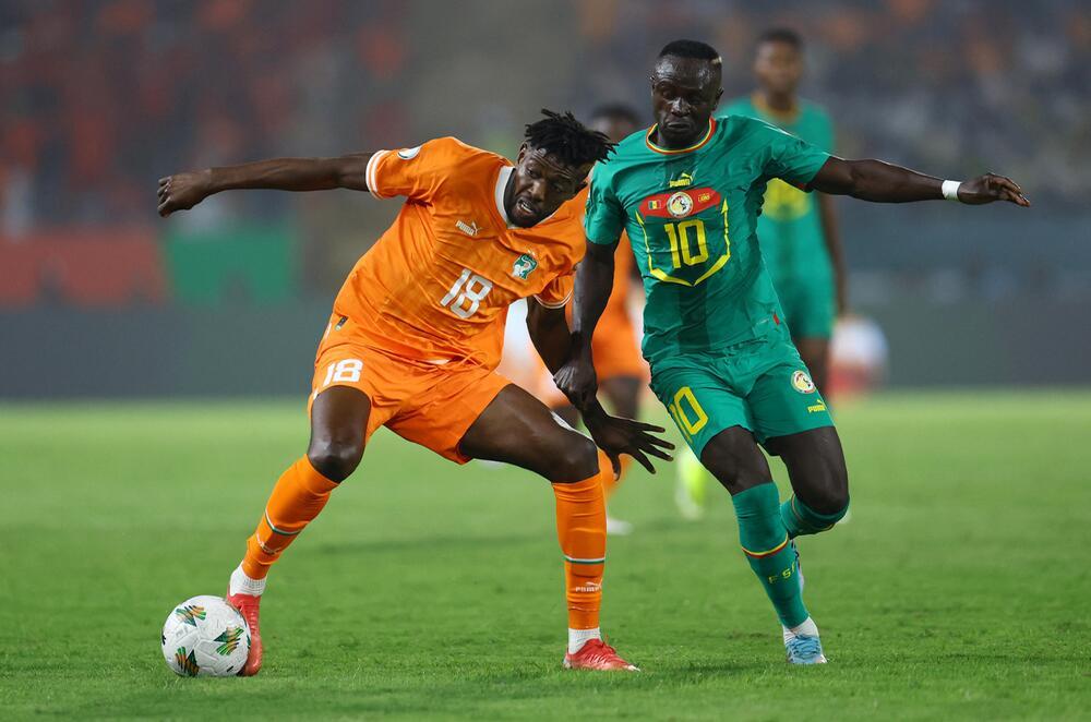 Sadio Mane im Zweikampf mit Ibrahim Sangare