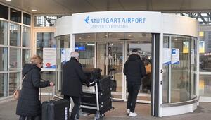 Flughafen Stuttgart kämpft mit Glatteis: Verspätungen und Flugausfälle