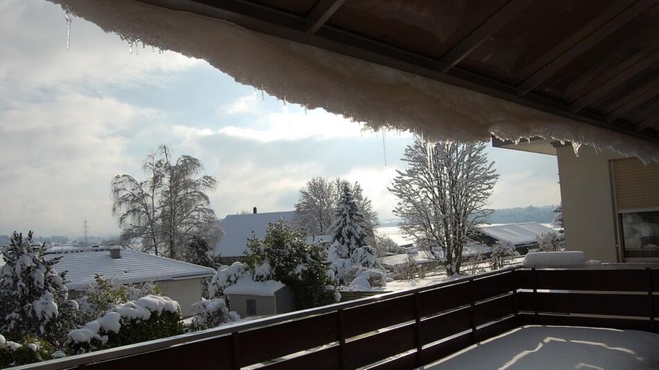 Auch im Winter kannst du deinen Balkon gut nutzen