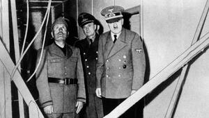 Hitler zeigte Mussolini die von der Detonation der Bombe verursachten Schäden.