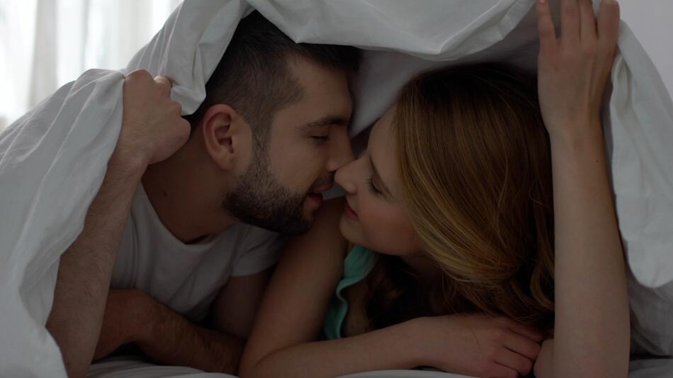 Massage, Knutschen, Playlist – wie Paare ihre Lust zeigen