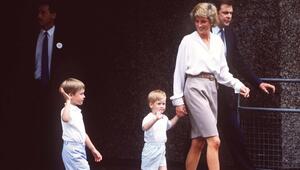 Prinzessin Diana mit Prinz Harry (r.) und Prinz William im Jahr 1988.