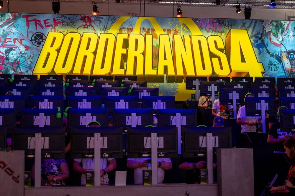 Messebesucher spielen "Borderlands 4" hinter Bildschirmen