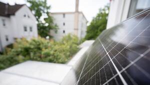 Balkonkraftwerk hängt an einem Balkon