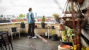 Ein Mann steht auf einer Dachterrasse
