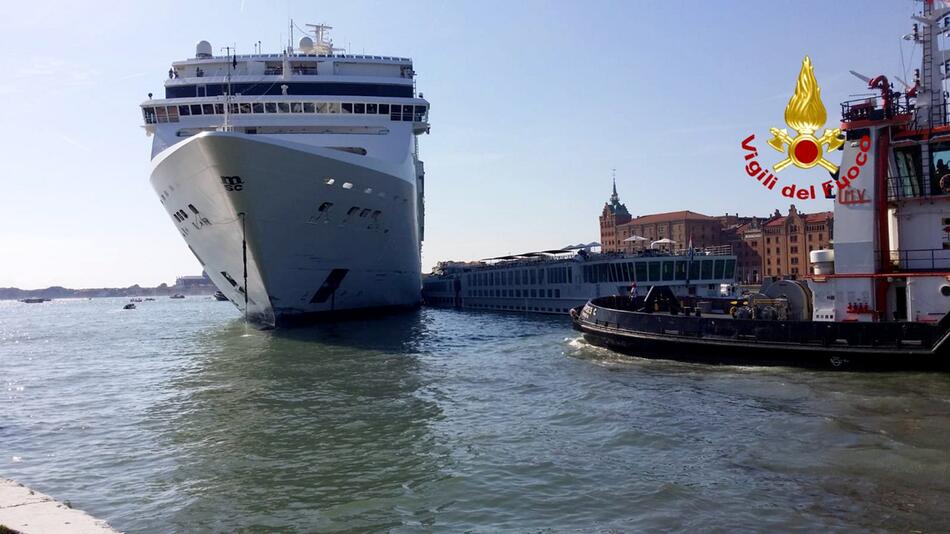 Kreuzfahrtschiff rammt Touristenboot in Venedig