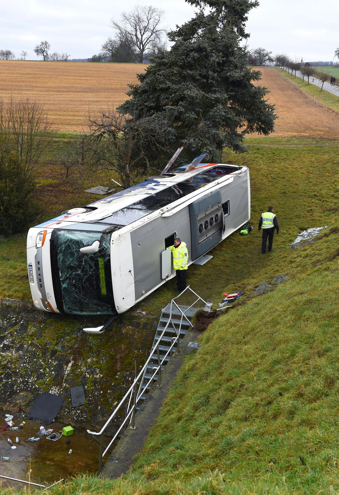 Schulbus-Unfall in Thüringen: Bus rutscht in Graben - Tote | GMX.AT