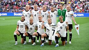 Die DFB-Spielerinnen halten beim Teamfoto das Trikot von Giulia Gwinn in die Kamera.