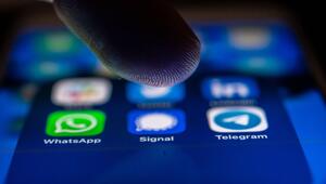 Ein Finger schwebt über dem Icon der Signal-App