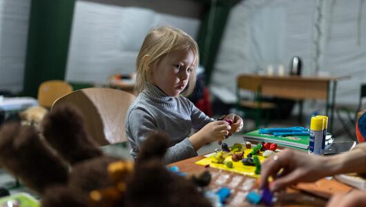 Ein Mädchen spielt in einem beheizten Zelt