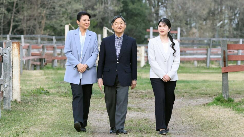 Die japanische Kaiserfamilie entert Social Media: Kaiser Naruhito mit seiner Ehefrau, Kaiserin ...