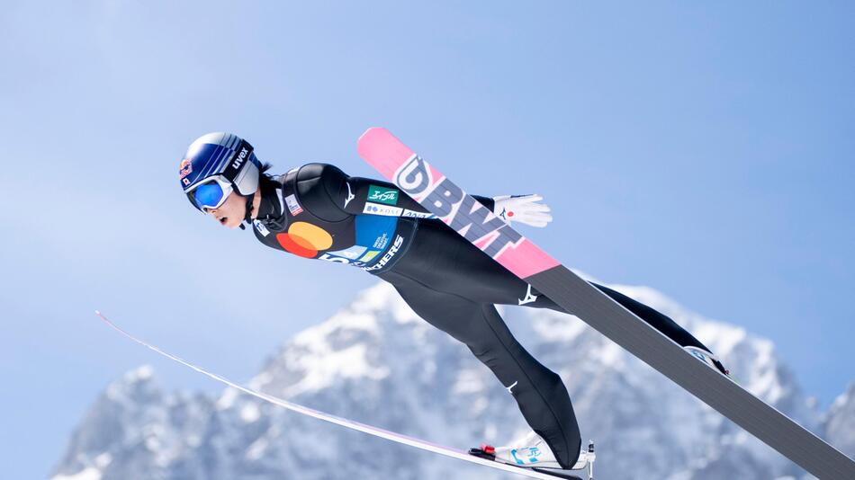 Ryoyu Kobayashi fliegt in Planica von der Schanze zu Tal