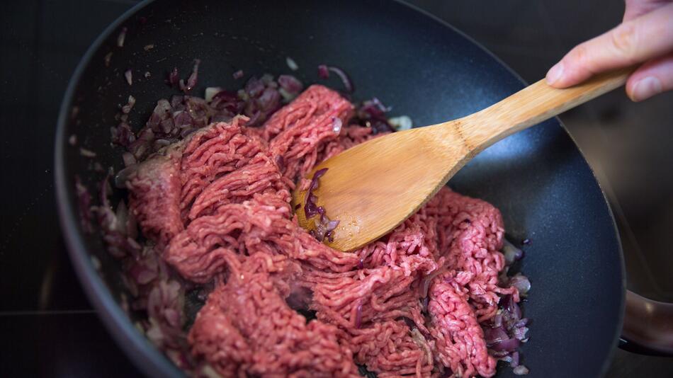 Hackfleisch wird in einer Pfanne gebraten