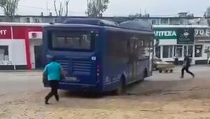 Nahverkehr auf Abwegen: Fahrer hetzt flüchtenden Bus hinterher