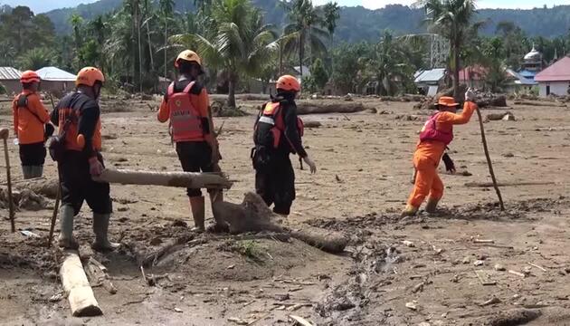 Nach schweren Überschwemmungen: Hunderttausende in Indonesien weiter auf Hilfe angewiesen