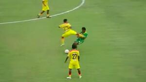 Die Nerven verloren: Fußballer bekommt nach Kung-Fu-Tritt heftige Strafe