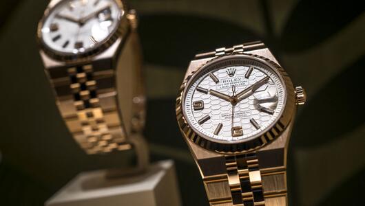 Der Angeklagte und seine Komplizin sollen zwei Rolex gestohlen haben.