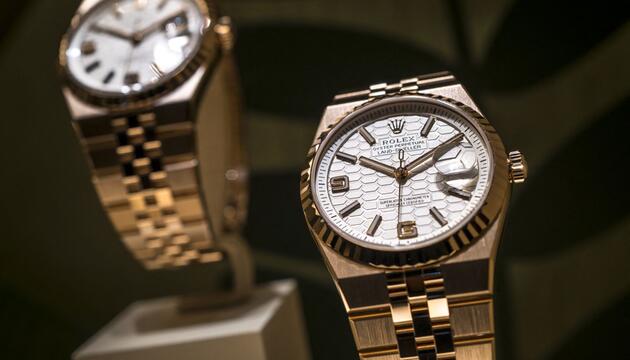 Der Angeklagte und seine Komplizin sollen zwei Rolex gestohlen haben.