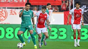Fürths Sayfallah Ltaief (l.) schirmt den Ball gegen Essens Jannik Hofmann ab.