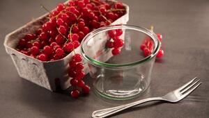Johannisbeeren stehen auf einem Tisch