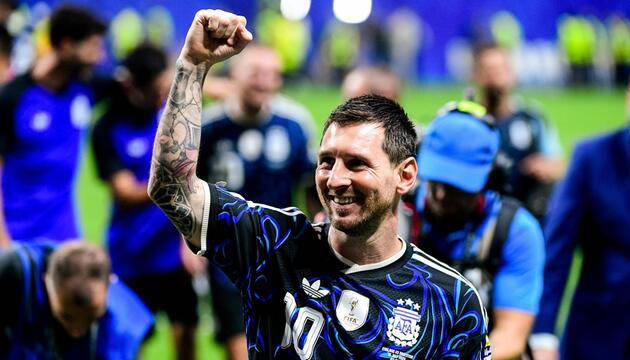 Lionel Messi hebt Faust und lacht.