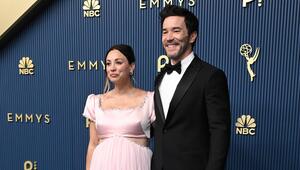 Kaley Cuoco hüllte ihren Babybauch in ein zartrosafarbenes Kleid, als sie Tom Pelphrey an seinem ...