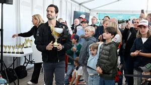 Als Papa Prinz Carl Philip die Preise verlieh, schauten auch Prinz Julian und Prinz Alexander zu ...