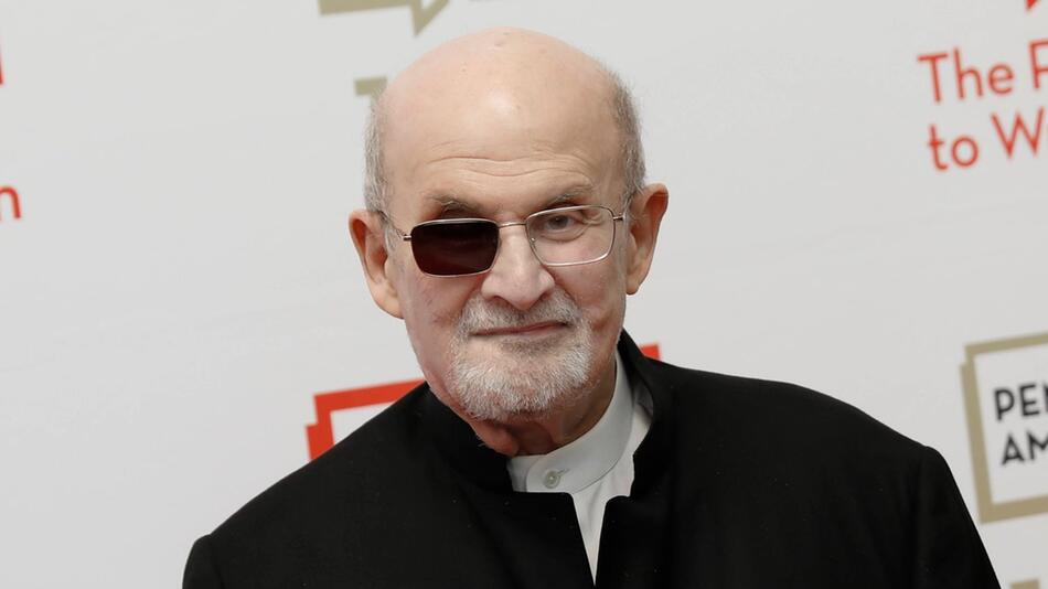 Auf dem rechten Auge ist Salman Rushdie seit dem Attentat von 2022 blind.