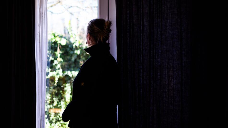 Eine Frau schaut aus einem Fenster
