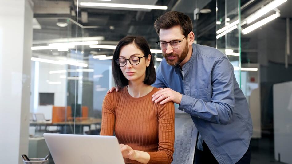 Beziehung im Job was erlaubt ist und wo es riskant wird