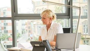 Eine Frau arbeitet im Büro