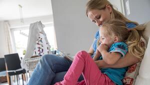 Mutter und Tochter lesen ein Buch