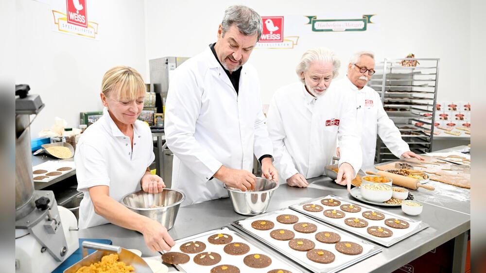 Markus Söder hilft bei der Lebkuchen-Produktion mit.