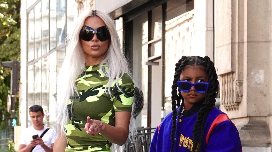 Kim Kardashian und North West auf Tour.