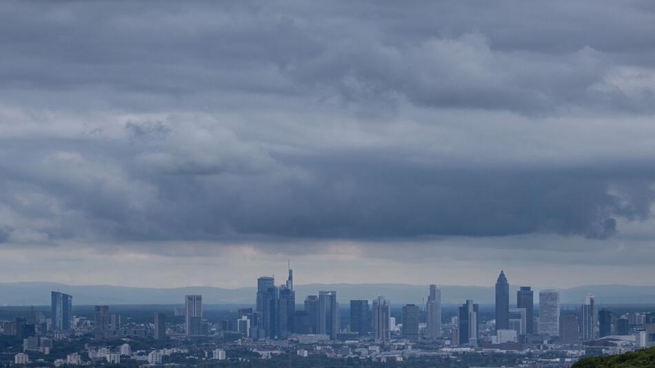 Dunkle Wolken über Bankenskyline von Frankfurt/Main