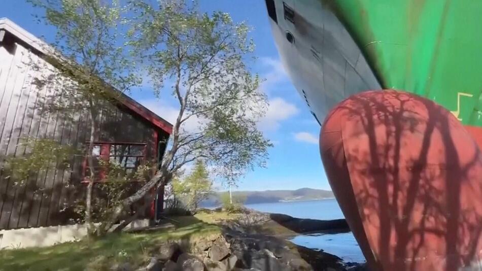 Containerschiff kracht in Garten: Hausbesitzer entgeht haarscharf Katastrophe
