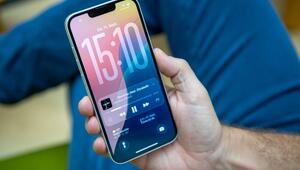 Ein Mann nutzt iOS 26 auf einem iPhone