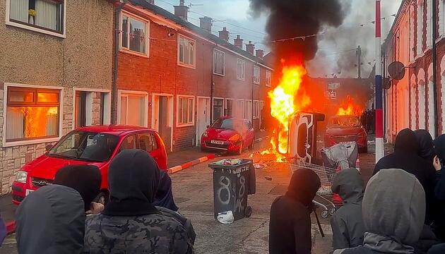 Brennende Autos und Häuser: Rassistische Ausschreitungen nach Messerangriff in Belfast