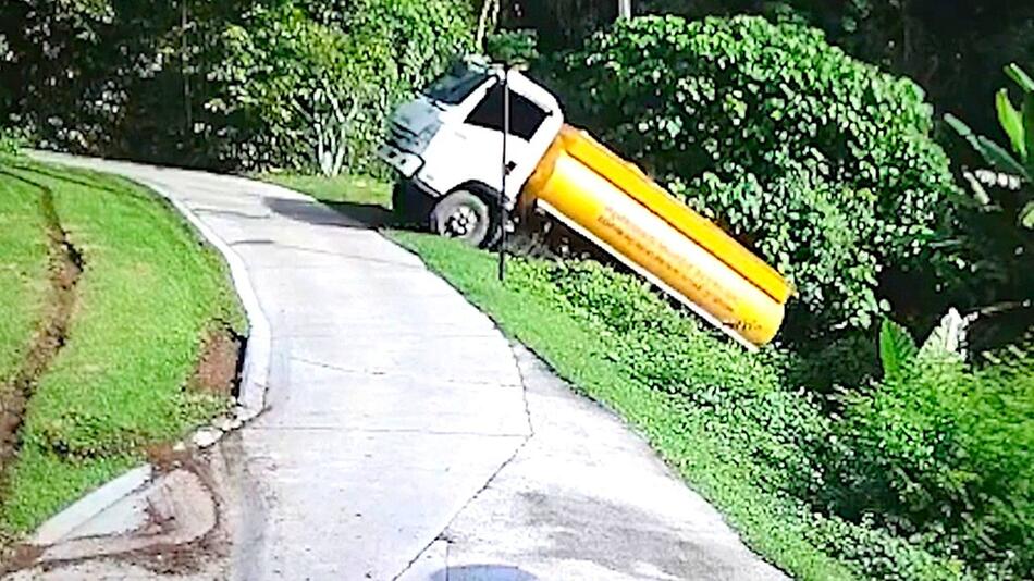 Abwasser-LKW auf Abwegen: Saugwagen rollt rückwärts Hügel hinunter