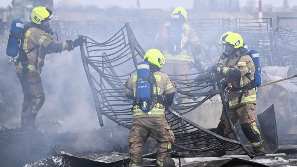 Brand bei Flüchtlingsunterkunft am Flughafen Tegel