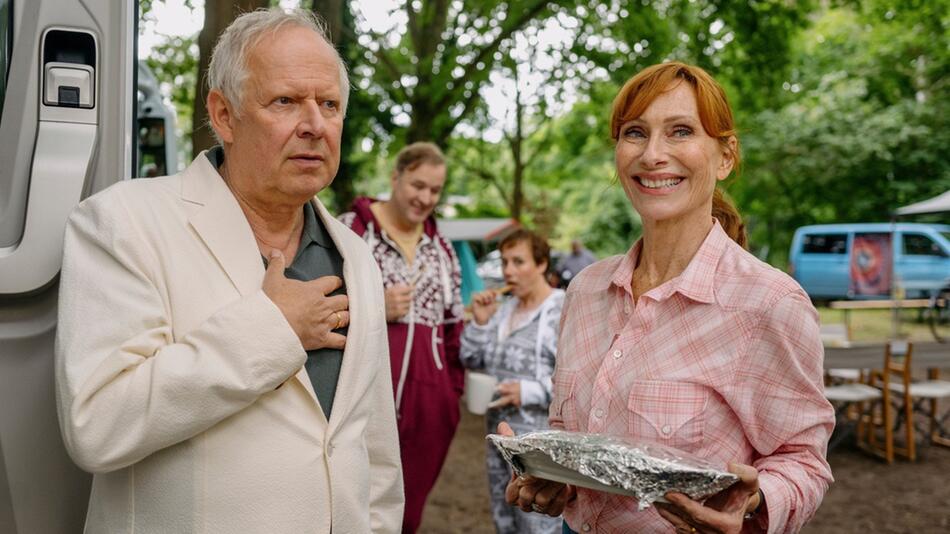 "Familie Bundschuh: Wir machen Camping": Statt einer Auszeit im Hotel genießt Gundula (Andrea ...