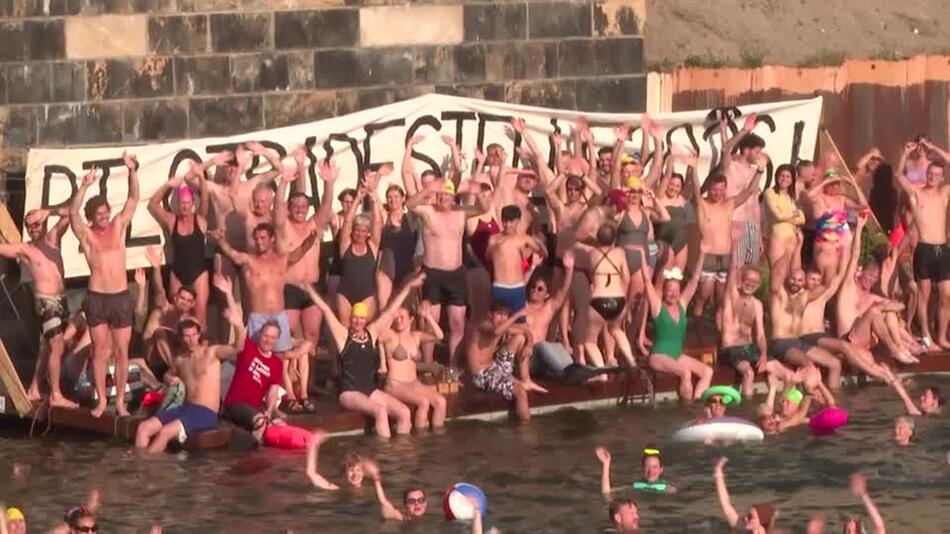 Badehosen-Demo in der Spree