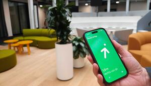 Mann sucht über sein Smartphone einen Schlüssel mit Airtag